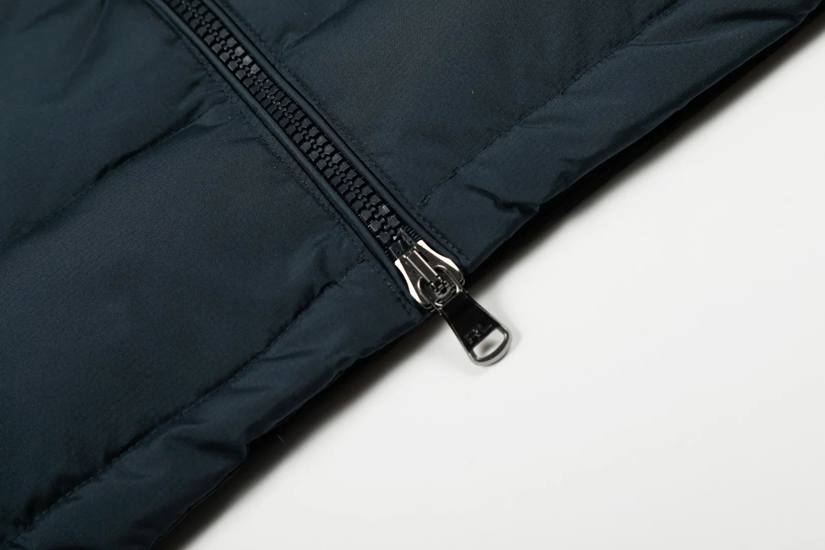 P490 Top quality" Style number: 9002# [Ralph Lauren winter basic solid color embroidery same style down vest for men and women] ✅Ralph Lauren American retro chest zipper high version top-level down filling winter down vest ✅100% high-quality white duck down, high version top-level down filling ✅Double-layer inner velvet to strictly prevent velvet running ✅Built-in adjustable drawstring, windproof and coldproof, considerate and in place ✅Original version, the maximum size can be worn up to 200 pounds. Loose and comfortable, no pressure. ✅Same style for male and female couples. Recommended OOTD wear in winter~ Size: S-XL Color: Black, Navy, Khaki, Wood Green
